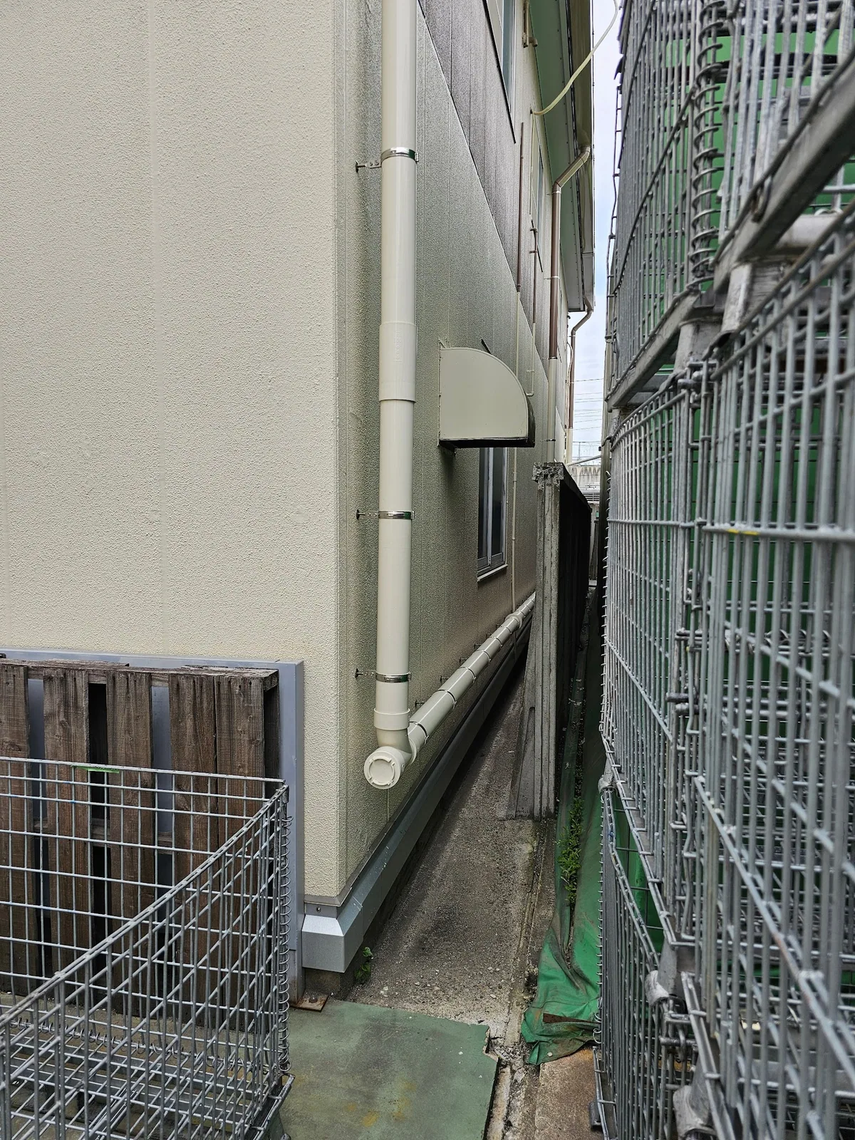 施工後の竪樋まわりを確認