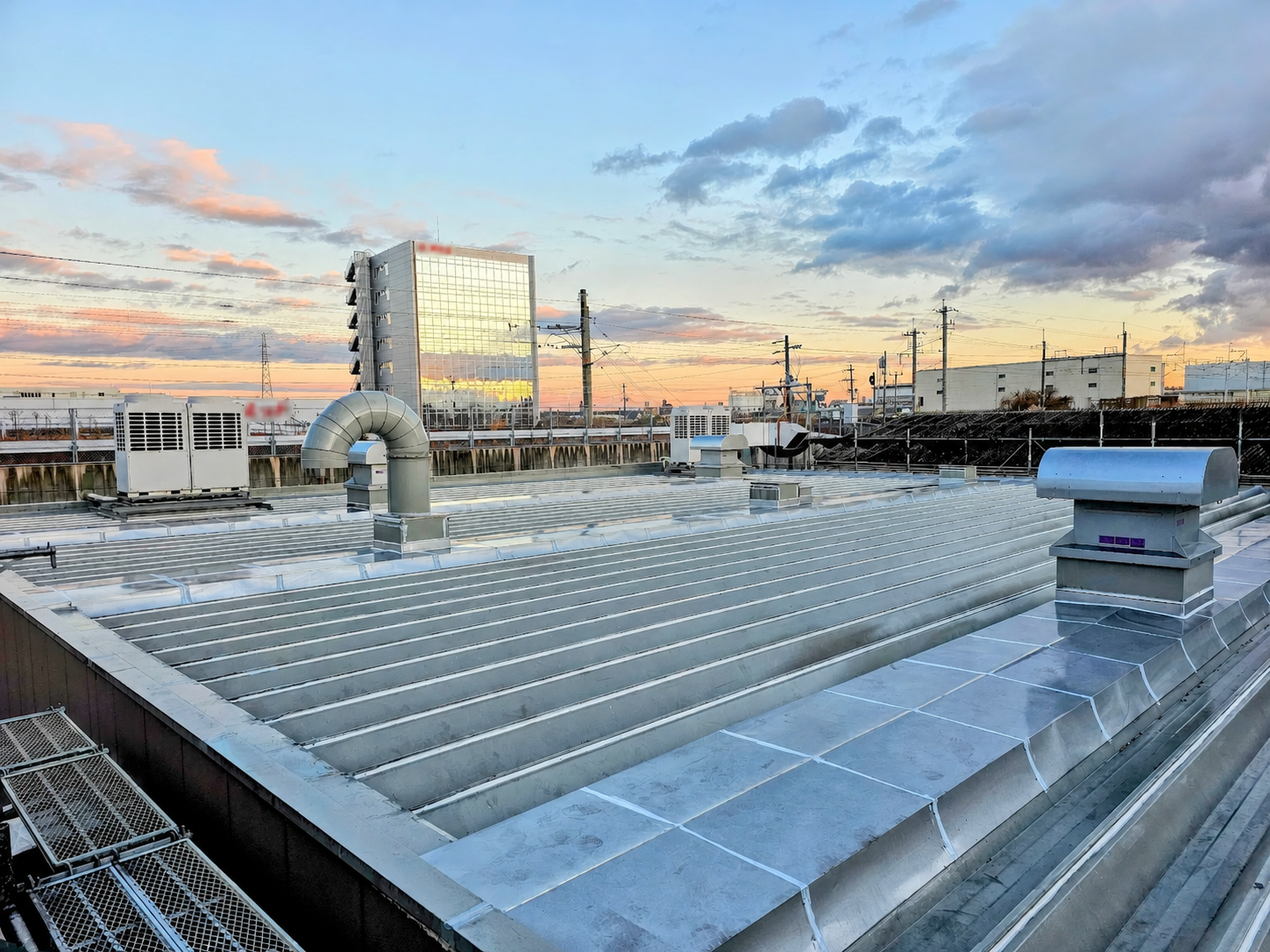 工場3棟の屋根・外壁・基礎改修｜折板屋根カバー工法とハイブリッド改修