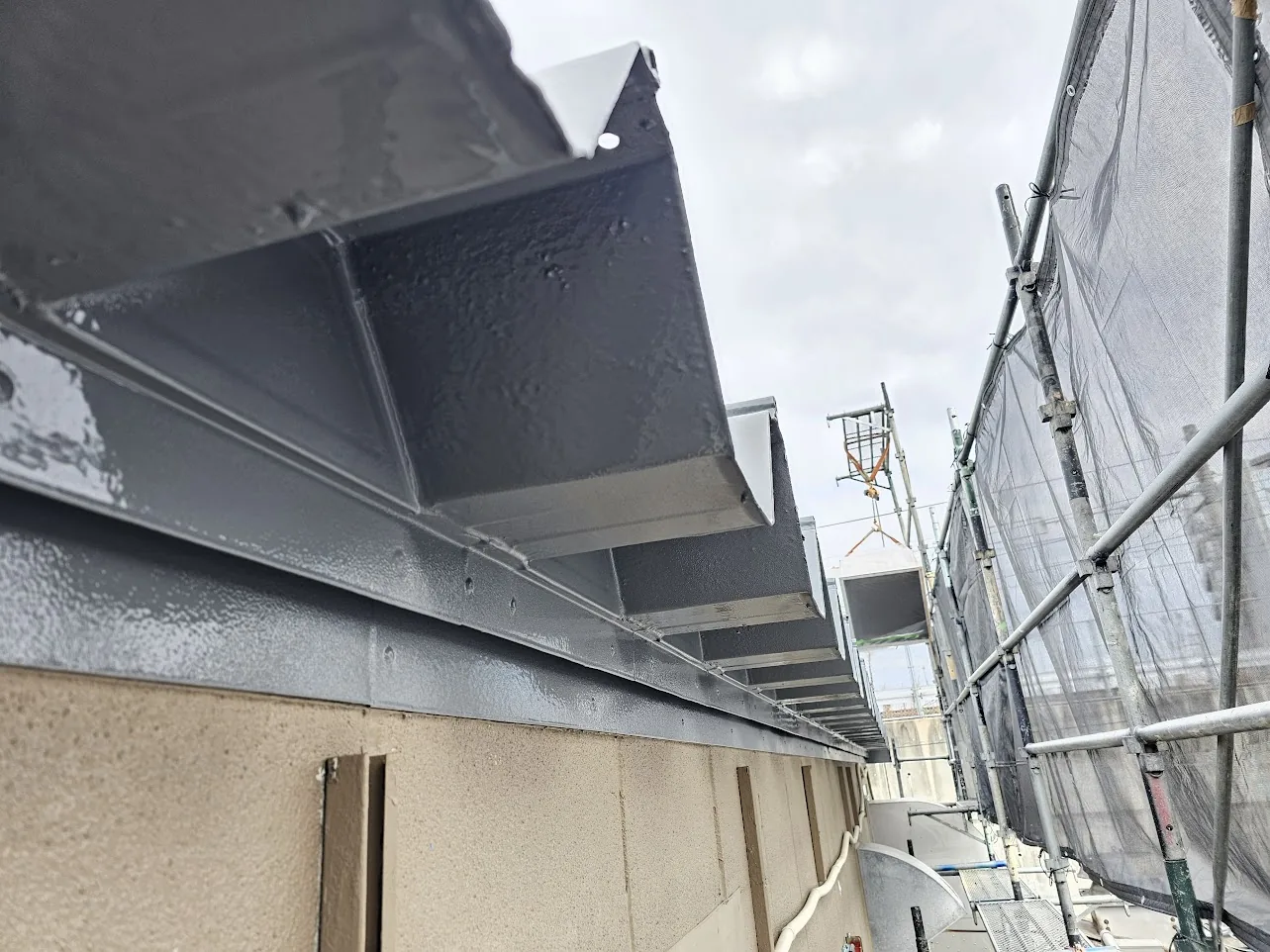 東棟屋根軒先の吹付防水完了後｜トップコート・軒樋・竪樋の施工前