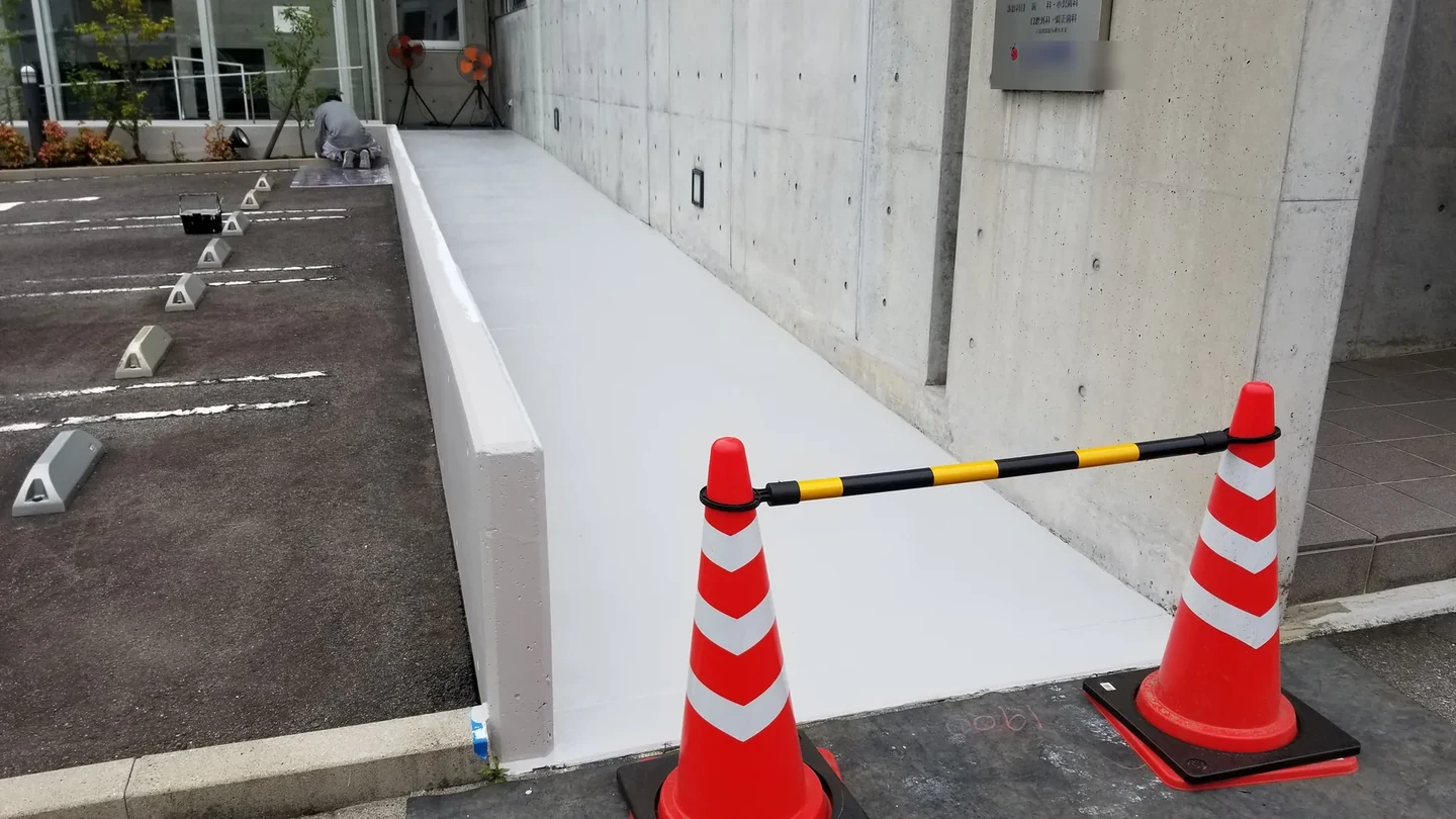 塗床 2：カラーコーンとバーで区画した塗床作業範囲