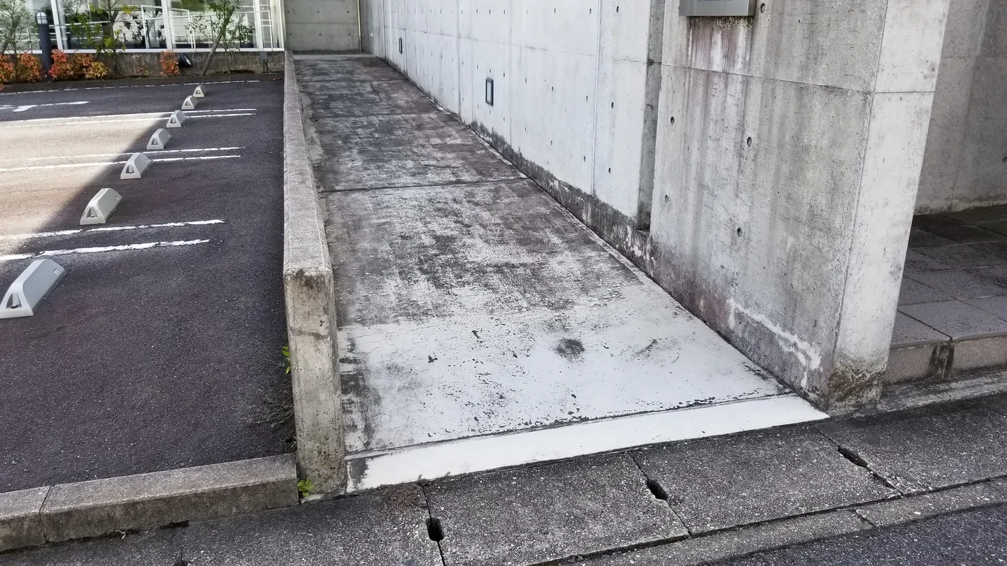 現地確認 2：改修前の通路と外壁まわり