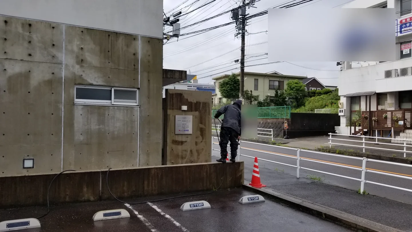 高圧洗浄 5：案内板まわりと北側コンクリート壁の高圧洗浄