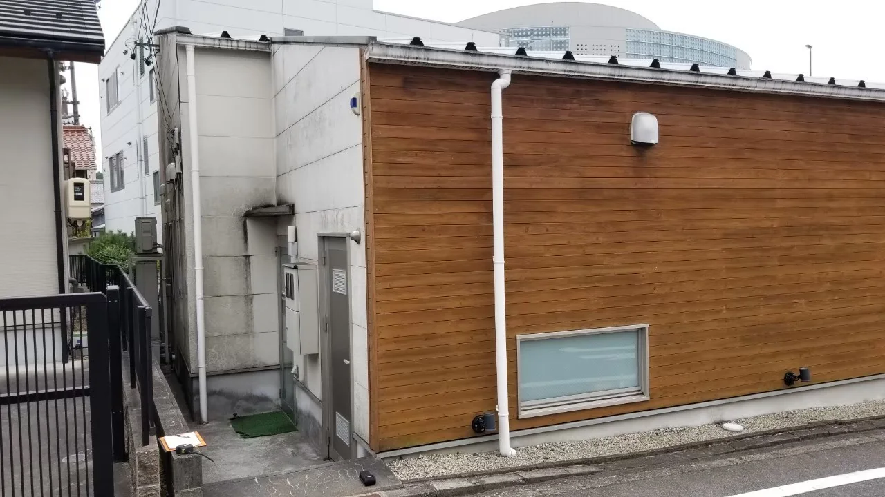 隣接建物との間が狭い杉板外壁側の施工前状況