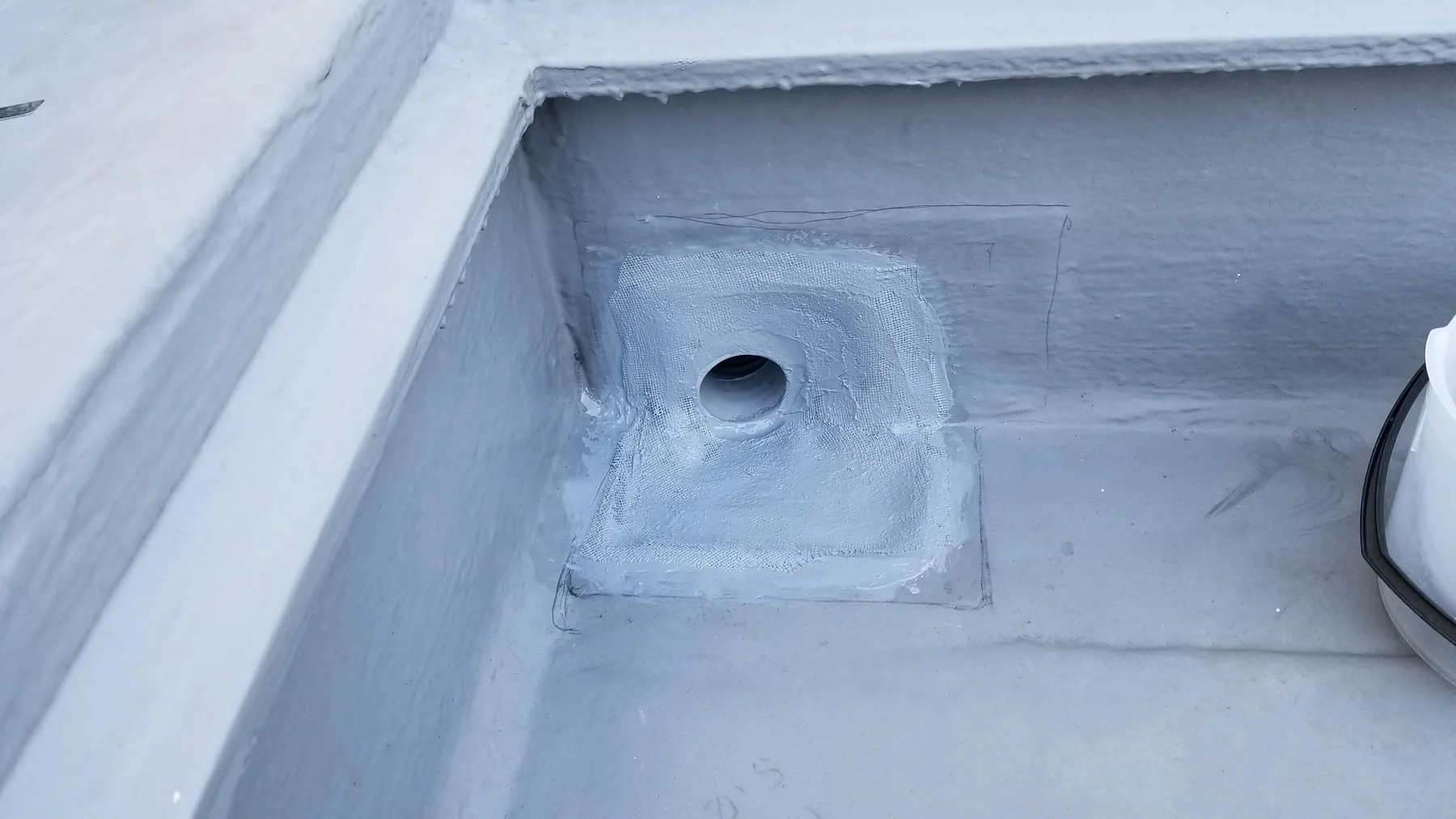 排水量の確保に向けて高さと納まりを調整した新しい改修ドレン