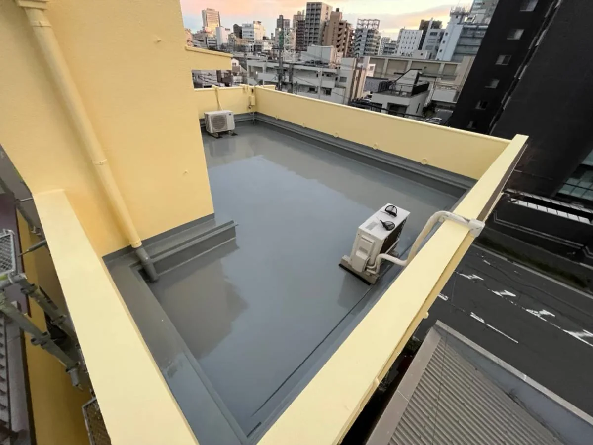 防水トップコート仕上げ後の屋上全景