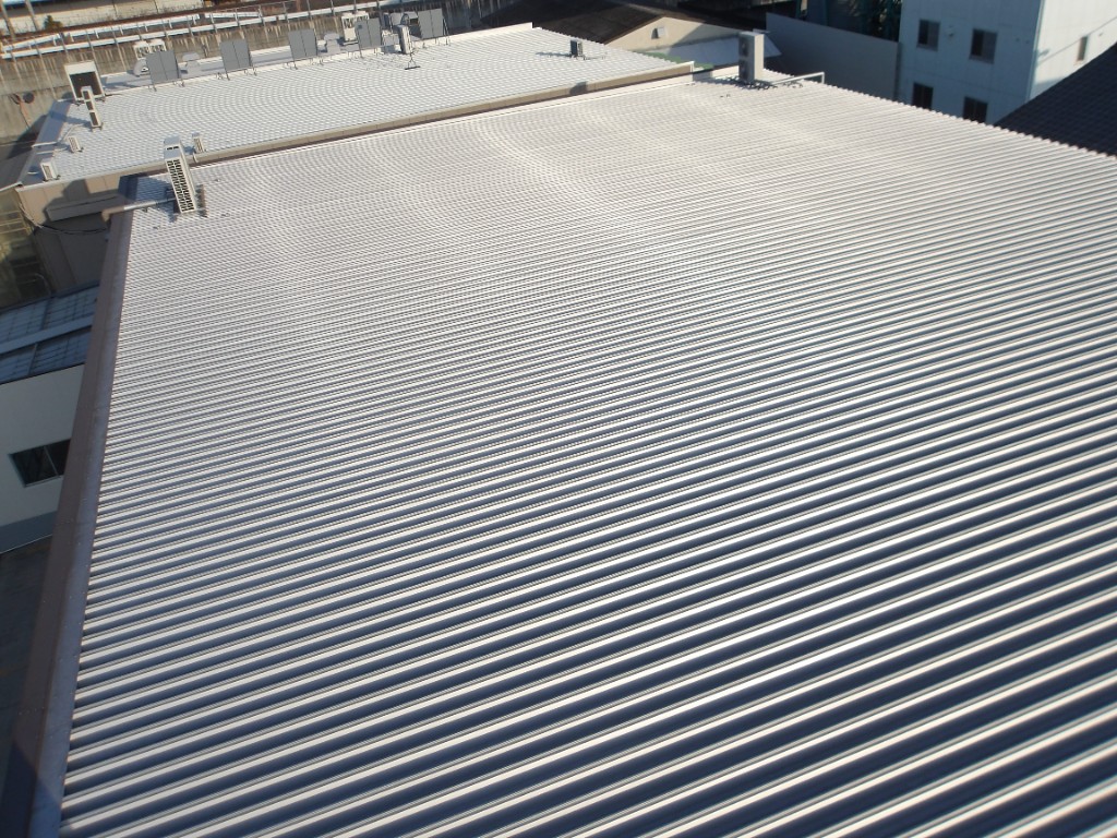 夏場の庫内高温を屋根側から改善した事例