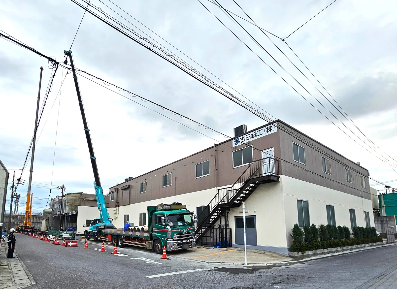 春日井市の工場でクレーンを使った屋根工事の様子