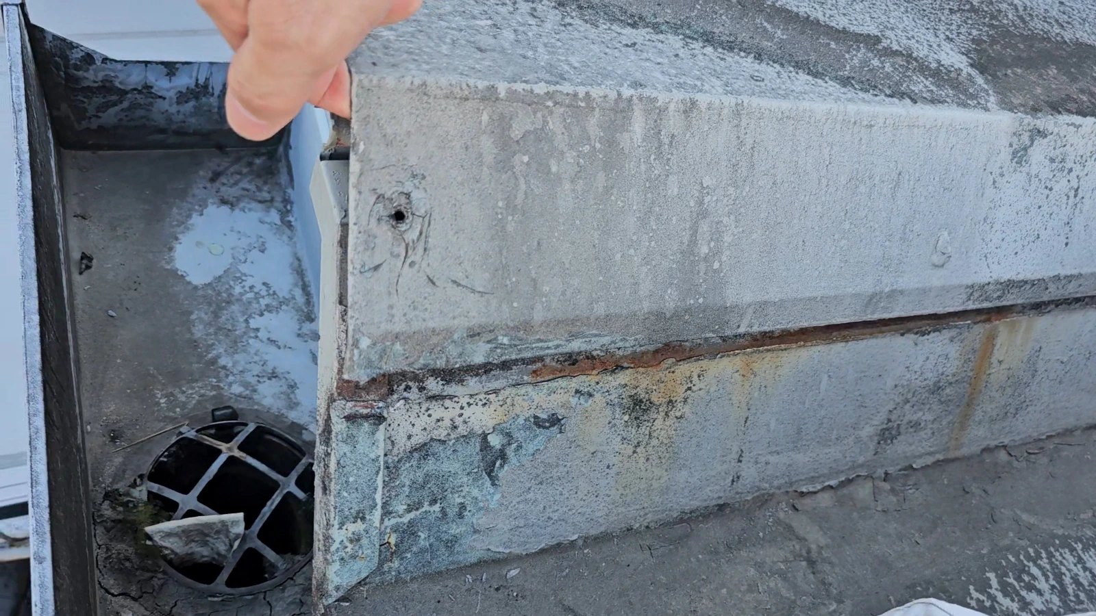 施工前のケラバ。既存板金に、さび・塗膜の剥がれ・継ぎ目の浮きが見られる状態。