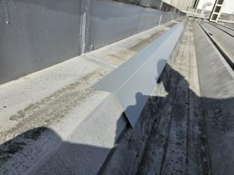 吹付前のケラバ。防水層とつなぐ下地水切りを先行して納めた施工例。
