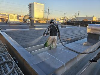 HRG工法の一般部、折板屋根の吹付防水施工
