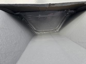吹付防水後。隠蔽部内部から屋根面まで防水層をつないだ状態。仕上げ板金取付前の工程です。
