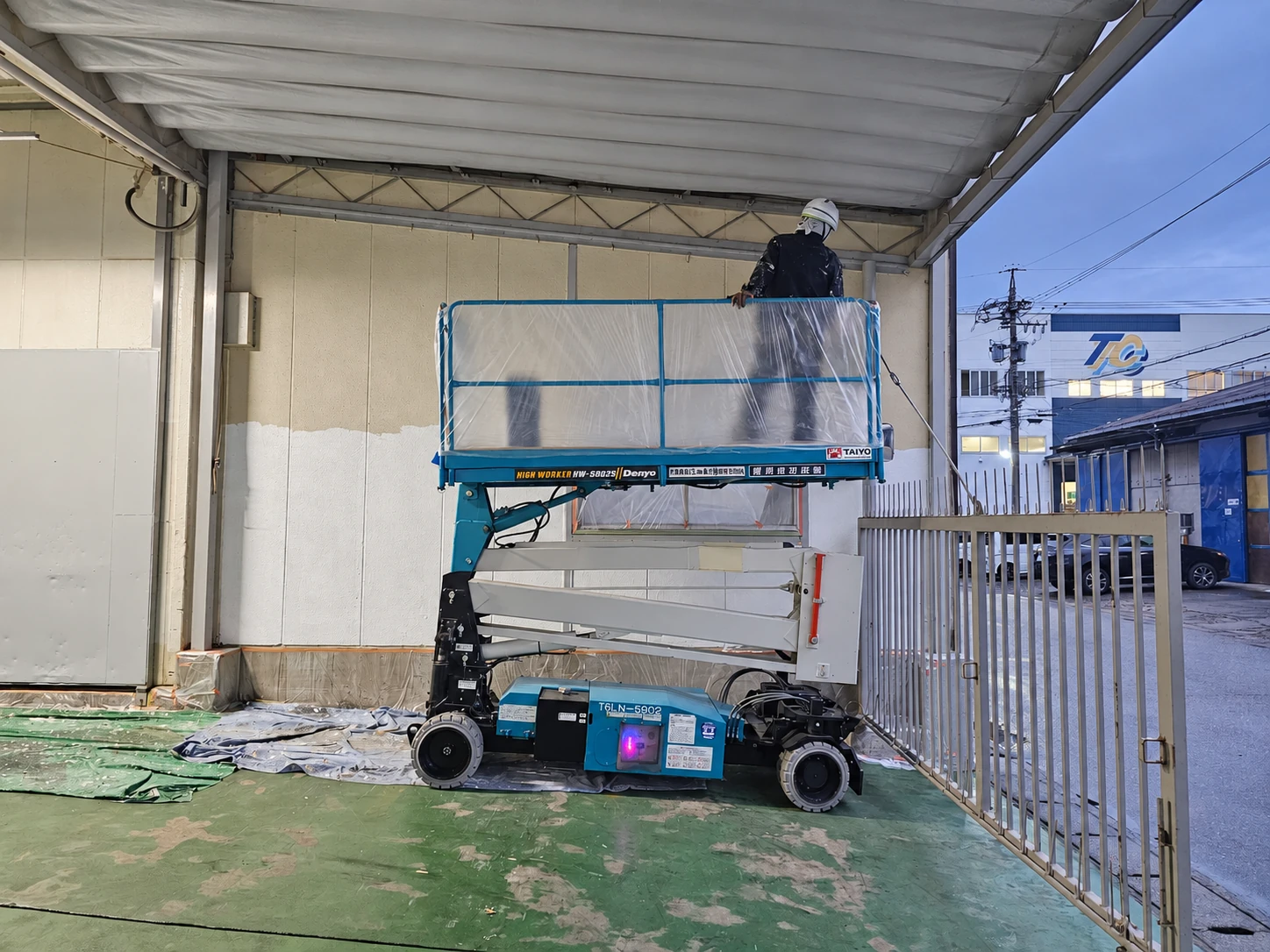 高所作業車による外壁塗装状況