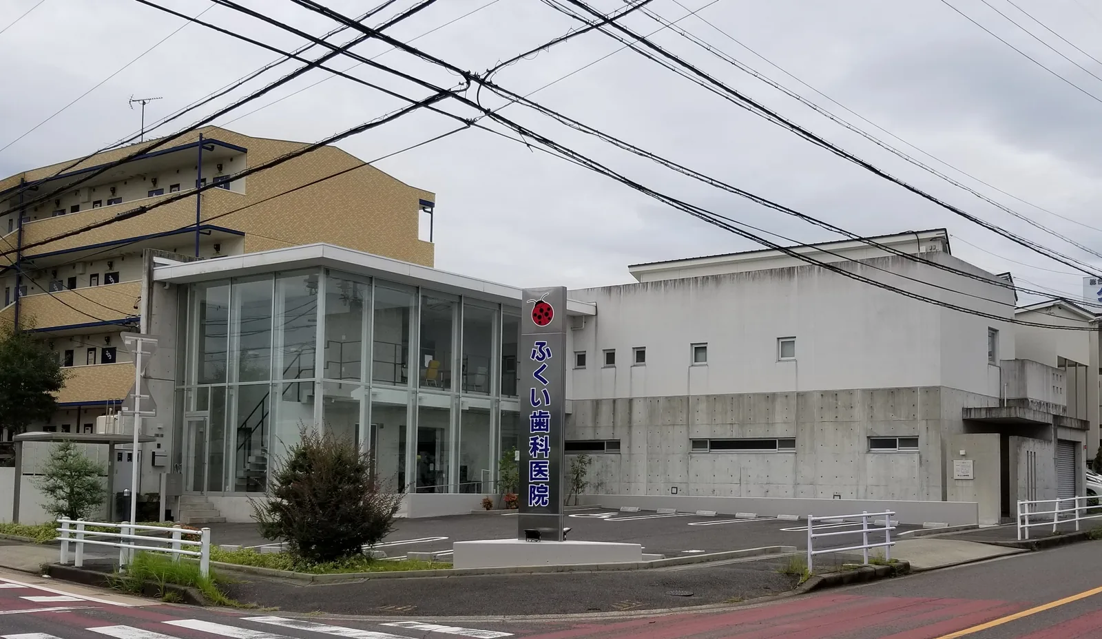 植栽リフォーム施工前のふくい歯科医院外観