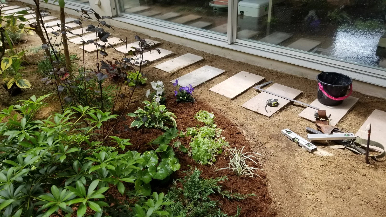 整地後に植栽と敷石を配置する工程
