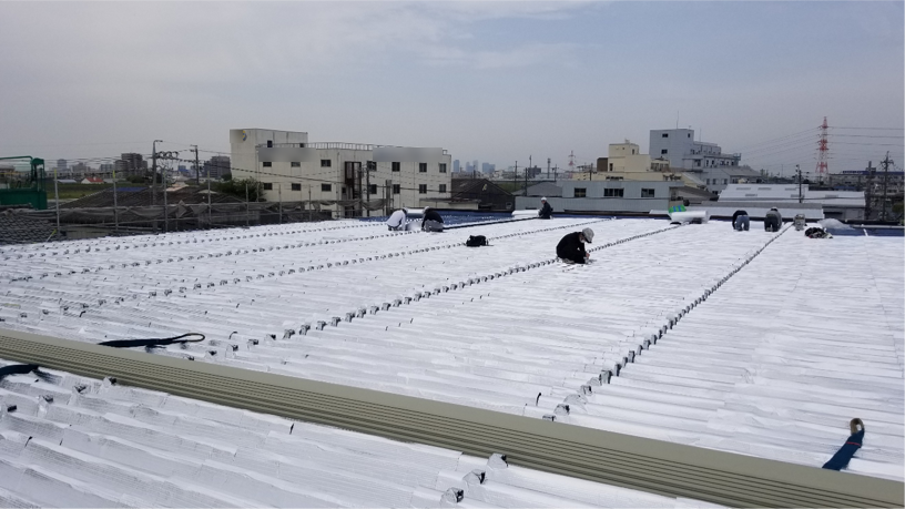 広い屋根面へ遮熱シートを敷き込んだ状態