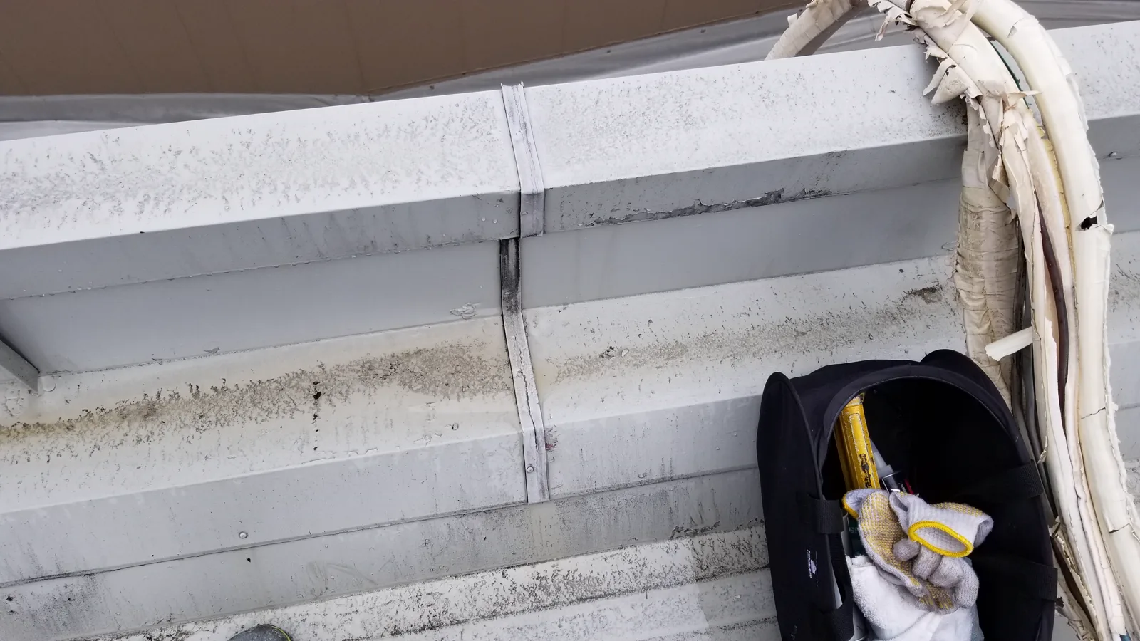 水切り接合部でシーリングのひび割れと剥離が見られる状況