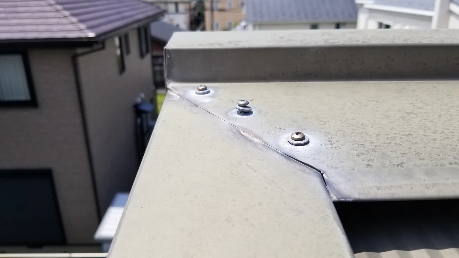 屋根板金を固定するビスと座金の拡大